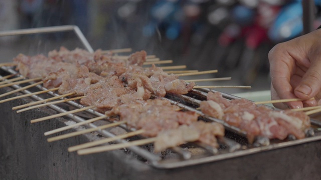 特写著名的泰国街头小吃，泰国的烤猪肉。概念:美食、文化、旅游、小企业。视频素材