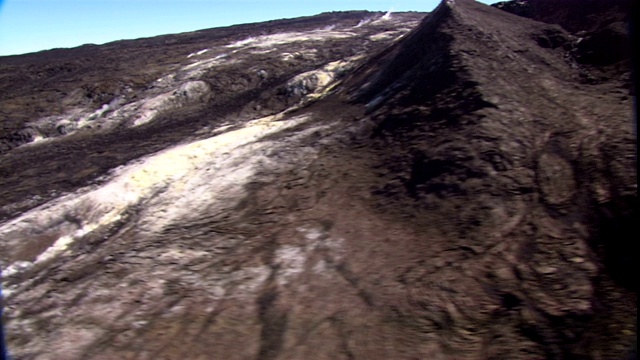 巨大的熔岩场包围着一座休眠火山。视频素材