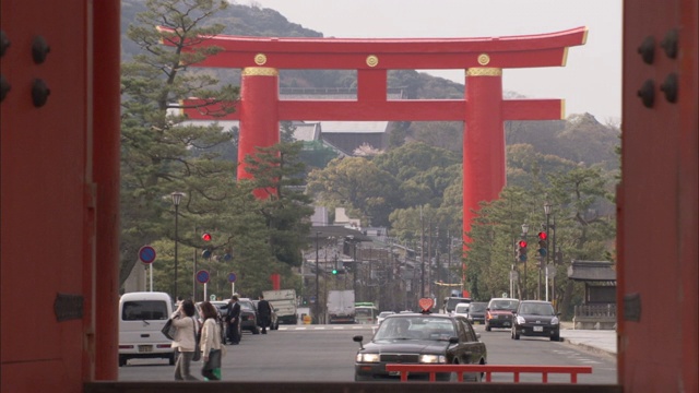 平安神祠的大门构成了一条交通和行人的街道。视频素材