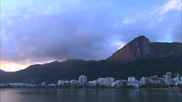 甜面包山和里约热内卢的天空中布满了缕缕的云。视频素材