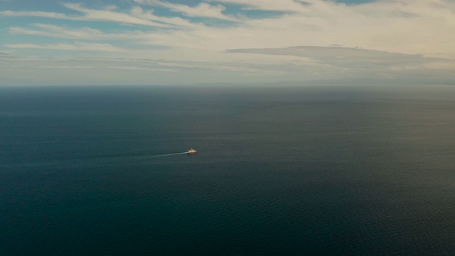 船在碧海中对着菲律宾、棉兰老岛的天空视频素材