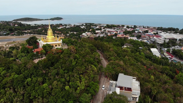 经典佛寺之间的森林。从空中俯瞰泰国山上绿树间的佛教寺院。苏梅岛。旅游、冥想、东方生活的理念。亚洲村视频素材