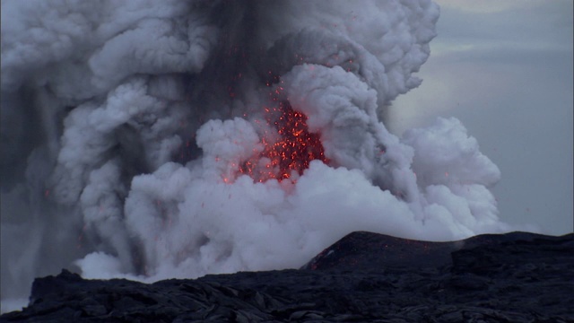 炽热的岩浆和巨大的蒸汽云从夏威夷的莫纳克亚火山爆发。视频素材