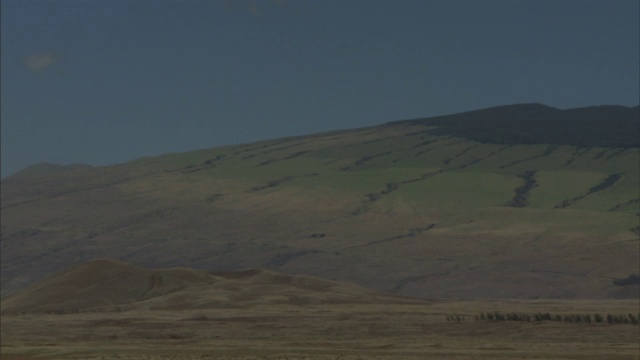 峡谷穿过夏威夷科纳的绿色山坡。视频素材