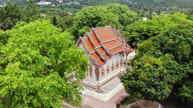 经典佛寺之间的森林。从空中俯瞰泰国山上绿树间的佛教寺院。苏梅岛。旅游、冥想、东方生活的理念。亚洲村视频素材