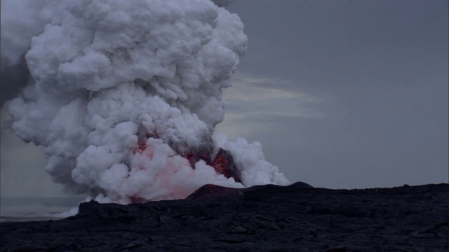 炽热的岩浆和巨大的蒸汽云从夏威夷的莫纳克亚火山爆发。视频素材