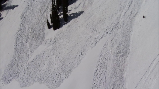 雪崩从陡峭的山坡上滚下来。视频素材