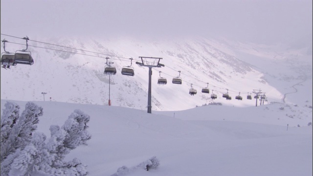 高山滑雪场有一个滑雪缆车。视频素材