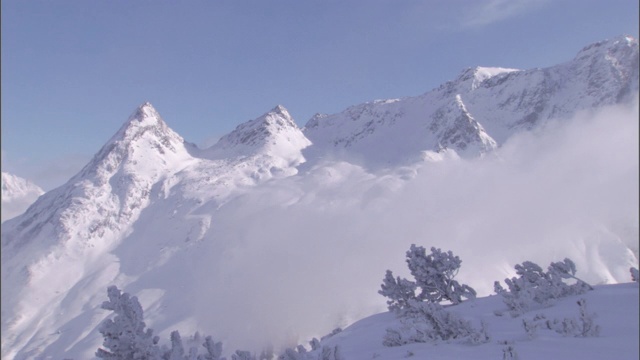 高山滑雪场有一个滑雪缆车。视频素材