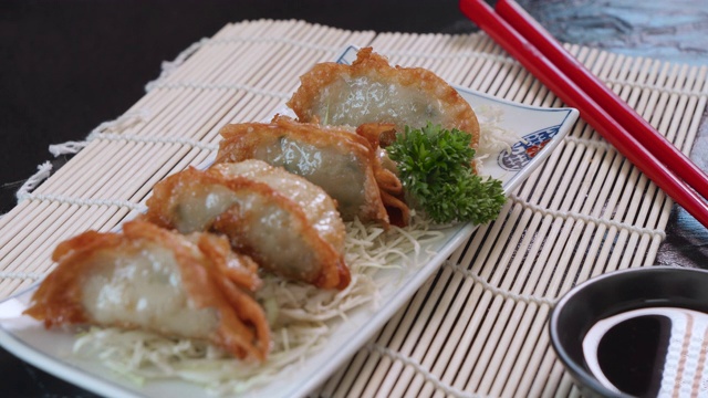 在盘子里接近饺子饺子视频素材