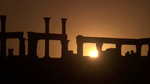 在利比亚的Khoms，落日的剪影，Leptis Magna的废墟。视频素材