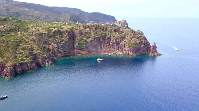 卡布里亚岛海岸船鸟瞰图视频素材