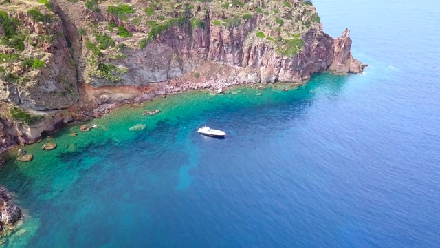 卡布里亚岛海岸船鸟瞰图视频素材