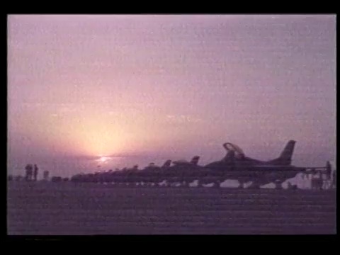 一架F-16降落在沙漠跑道上;F-16在一条航线上排队。视频素材