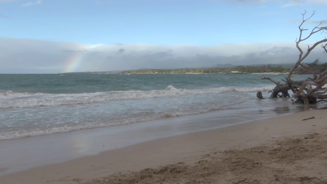 彩虹和海浪在海滩上视频素材