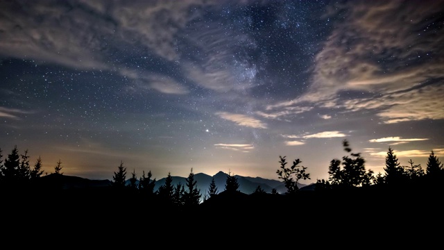 美丽的夜空与银河的星星和云在山区景观时光流逝视频素材