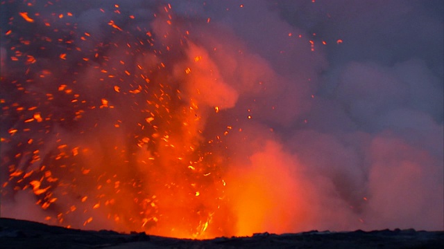 熔岩从喷发的火山中喷涌而出。视频素材