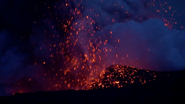 炽热的岩浆从冒纳克亚火山的火山口喷出的蒸汽和火山灰中爆发出来。视频素材