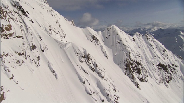 白雪覆盖着山峰。视频素材