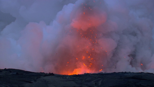 夏威夷莫纳克亚火山冒出滚滚浓烟和蒸汽。视频素材