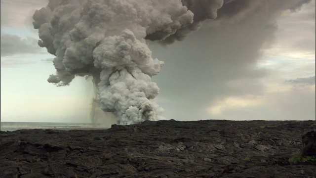 蒸汽沿着海岸从火山口喷涌而出。视频素材