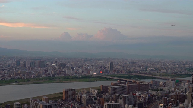 大阪市黄昏与云彩在天空的一般观点视频素材