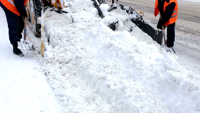 一场暴风雪过后，专门的扫雪机在城市街道上工作。视频素材