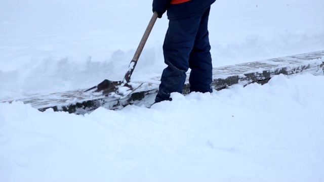 工人们用铁锹清除城镇广场楼梯上的积雪。视频素材