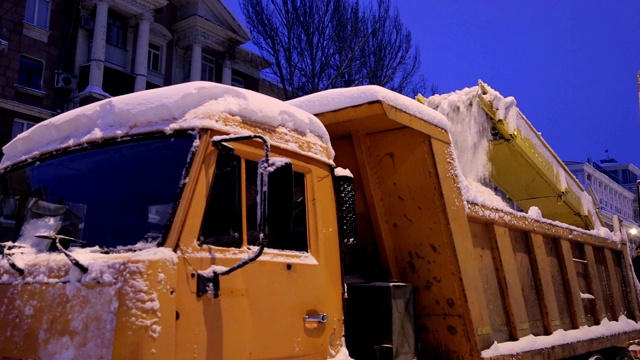 挖掘机清理城市街道上的大量积雪。视频素材