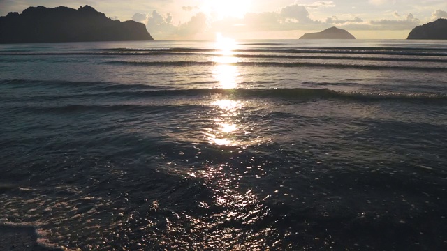 海边的沙滩和岛屿，还有早上的阳光。视频素材