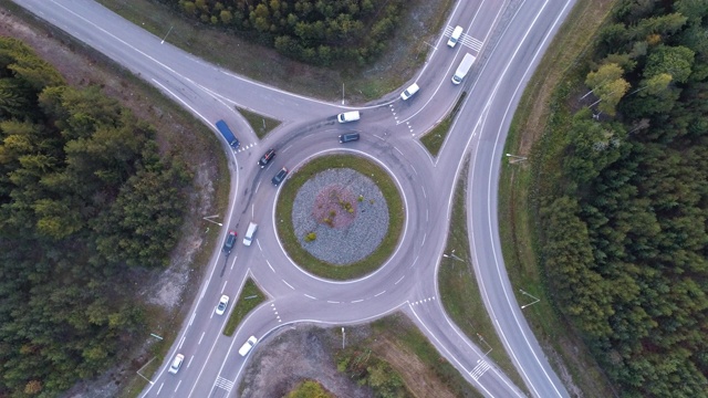 鸟瞰图的公路在农村景观视频素材