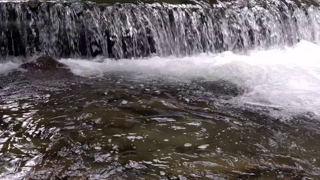 宽阔的瀑布在一个山河在黑暗的夏天的日子泡沫水瀑布瀑布视频下载