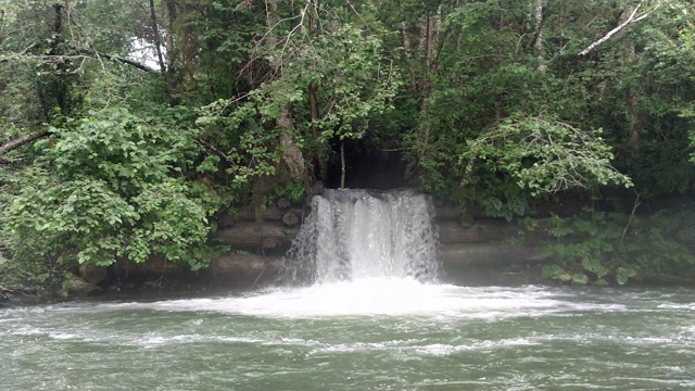 瀑布坝排水溢洪道有石的山河奔流瀑布溪流视频素材