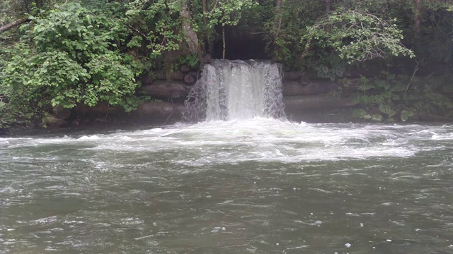 瀑布坝排水溢洪道有石头的山河瀑布和流水视频下载