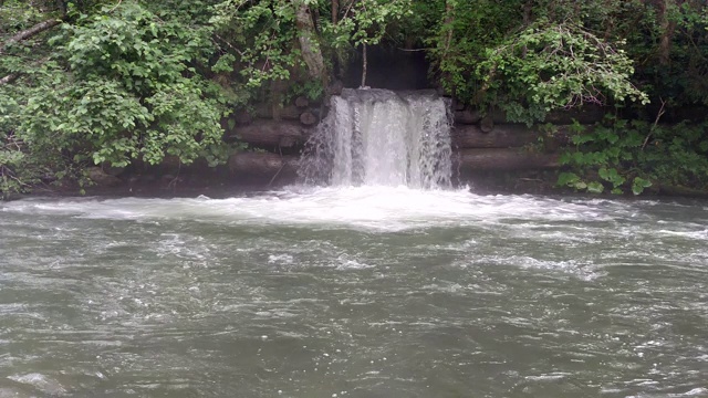 瀑布坝排水溢洪道有石的山河奔流瀑布溪流视频素材