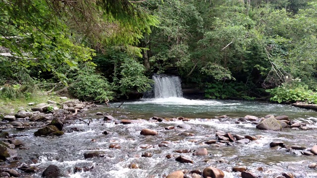 瀑布坝排水溢洪道有石头的山河瀑布和流水视频素材