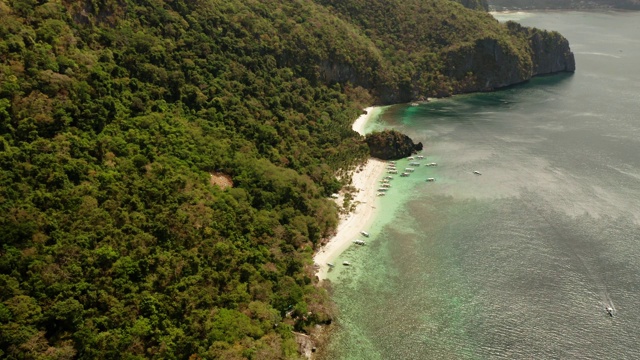 热带海水泻湖和海滩，菲律宾，厄尔尼诺。岩石海岸，白色沙滩。热带雨林岛屿视频素材