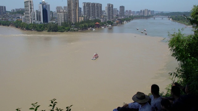 岷江和大渡河在乐山的交汇处，就在大佛雕像的前面视频素材