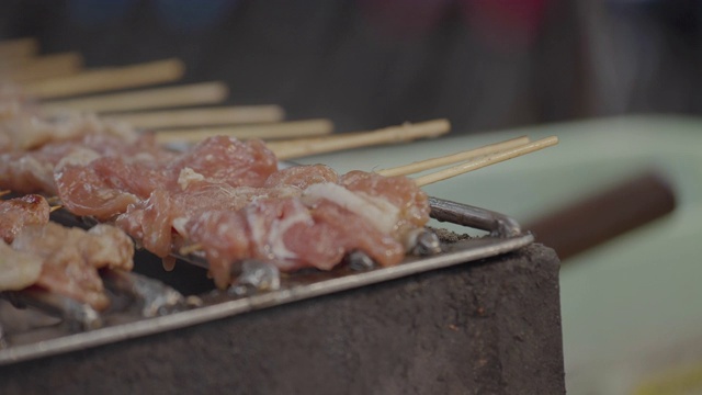 特写著名的泰国街头小吃，泰国的烤猪肉。概念:美食、文化、旅游、小企业。视频素材