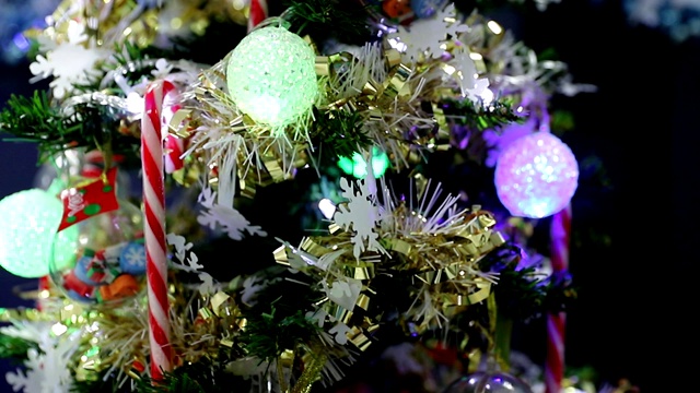 装饰过的圣诞树上的彩灯闪闪发光。视频素材