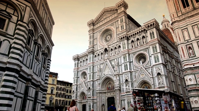 圣玛丽大教堂正面的花(Cattedrale di Santa Maria del Fiore)。是意大利佛罗伦萨大教堂。视频素材