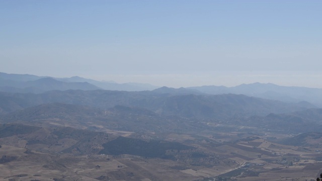 高山和田野是阳光明媚的一天视频素材