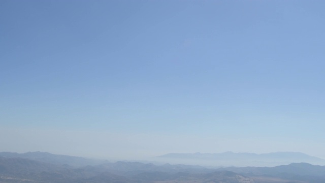 高山和蓝天是阳光明媚的一天视频素材