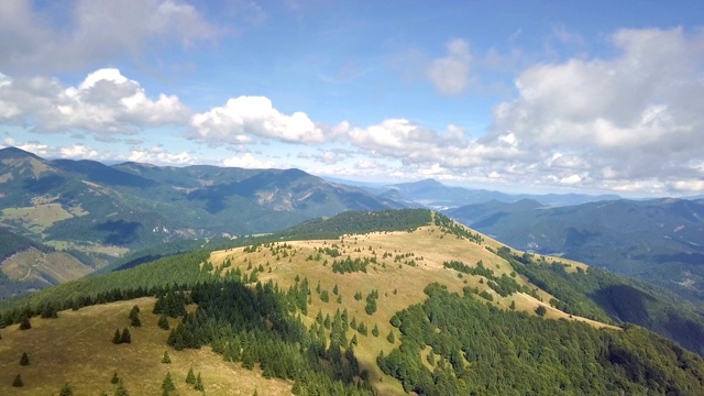 鸟瞰图的高山景观在阳光明媚的夏季自然超时间流逝视频素材