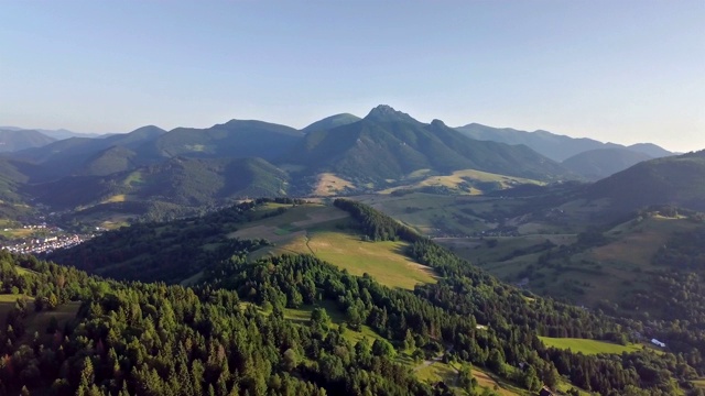 鸟瞰图的绿色乡村在高山森林山视频素材