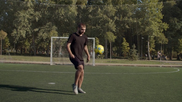 足球运动员杂耍和控制足球视频素材