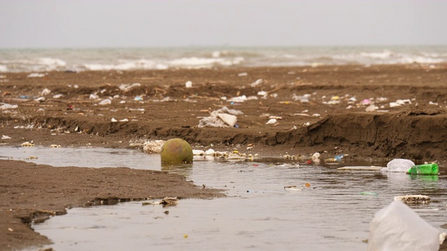 一条小污水渠从海滩流向大海视频素材