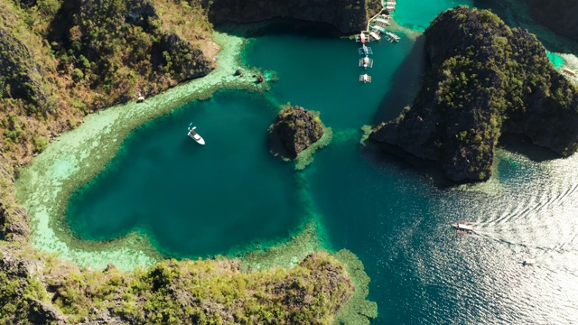 鸟瞰图热带泻湖，大海，海滩。热带岛屿。Busuanga,菲律宾巴拉望省视频素材