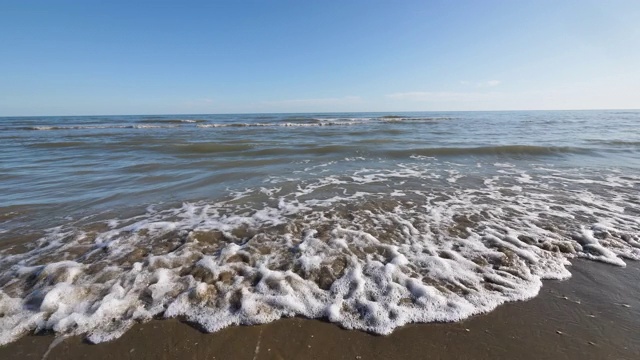 沿着海滩移动视频素材