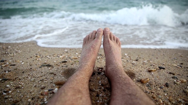 海滩上男人的腿视频素材